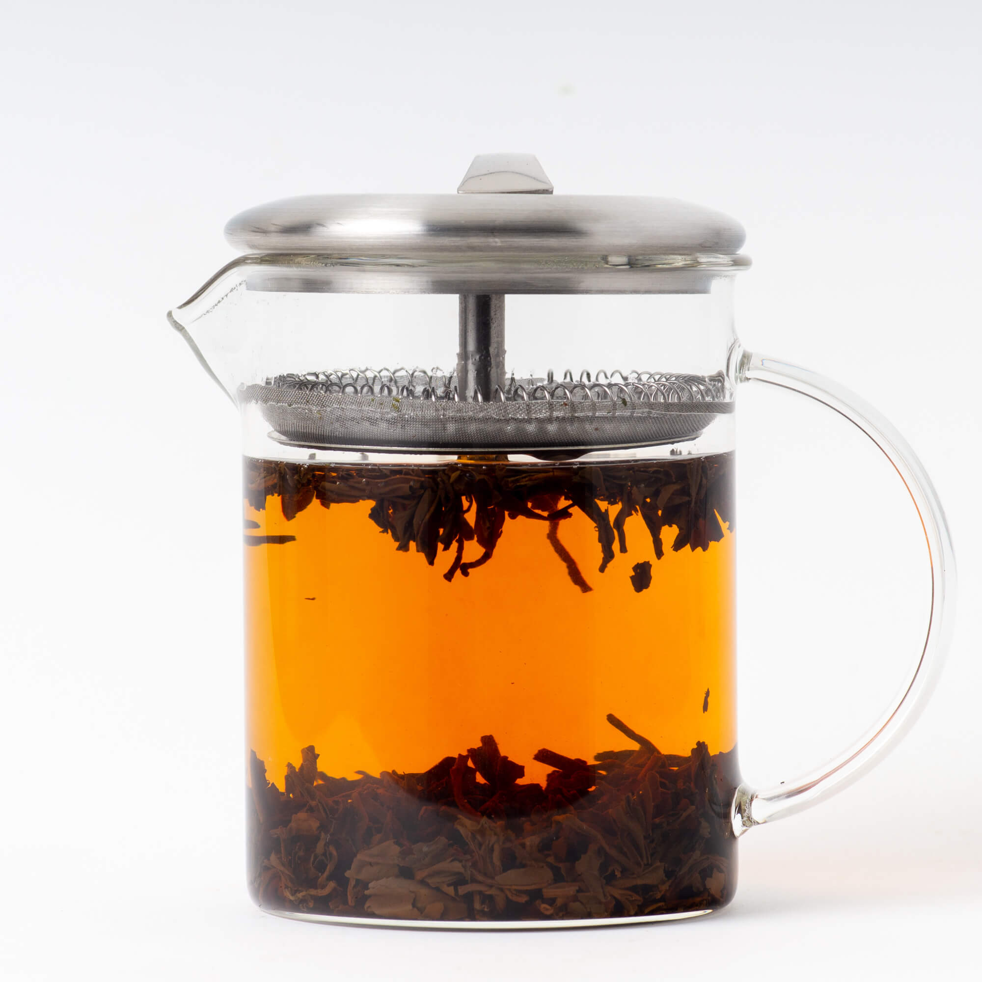Glass brewer with brewed Iced West Jalinga tea inside. Iced West Jalinga tea is a tea from True Tea, a tea company based in Portland, Oregon